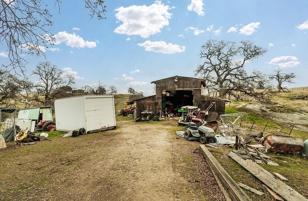 Image 30 of property listing at 40696 Oakwood Road, Madera, CA 93636