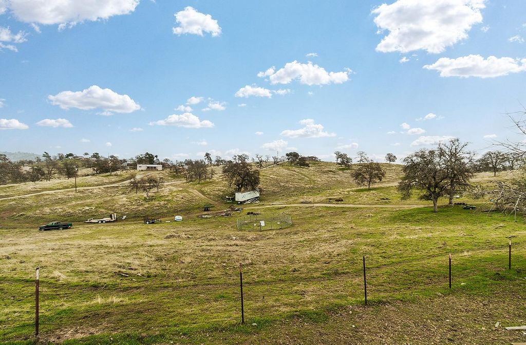 Image 31 of property listing at 40696 Oakwood Road, Madera, CA 93636