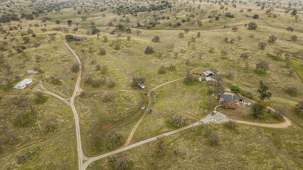 Image 4 of property listing at 40696 Oakwood Road, Madera, CA 93636