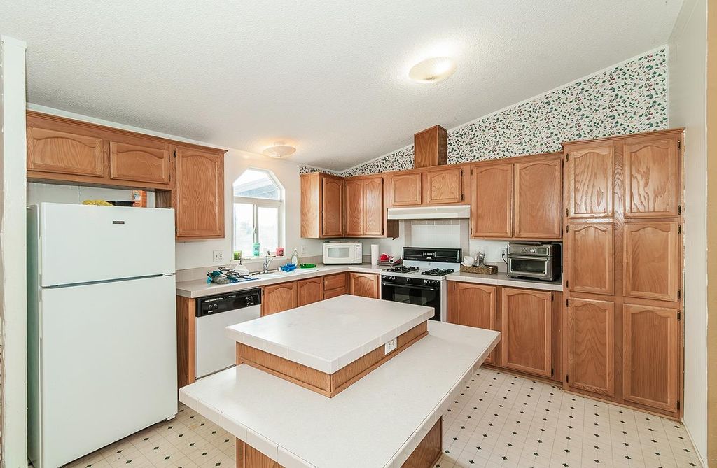 Image 41 of property listing at 40696 Oakwood Road, Madera, CA 93636