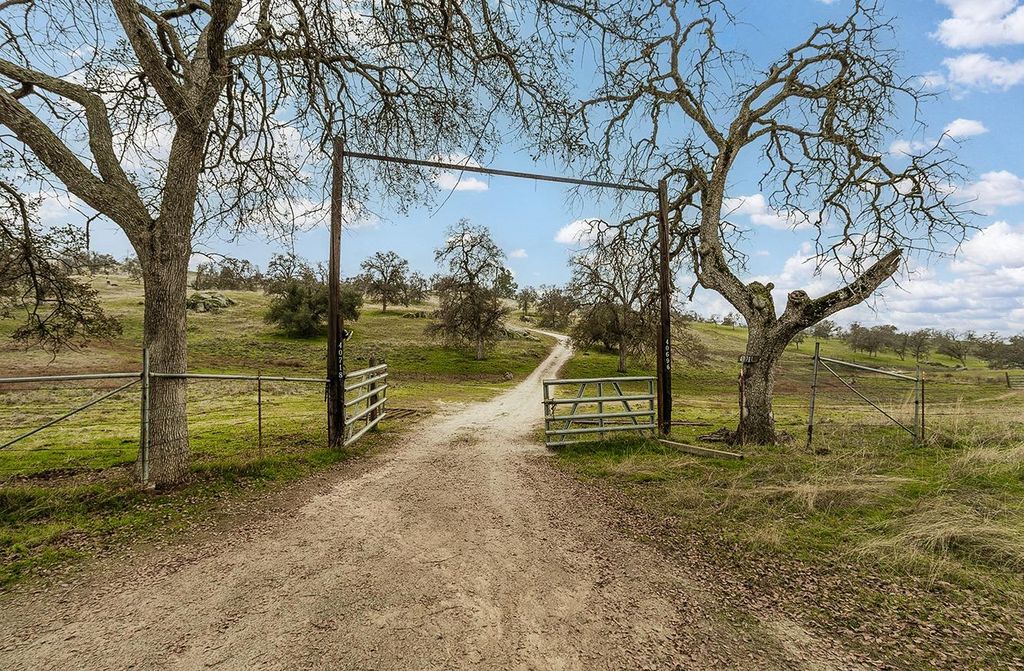 Image 5 of property listing at 40696 Oakwood Road, Madera, CA 93636