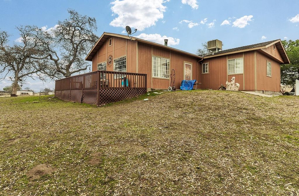 Image 6 of property listing at 40696 Oakwood Road, Madera, CA 93636