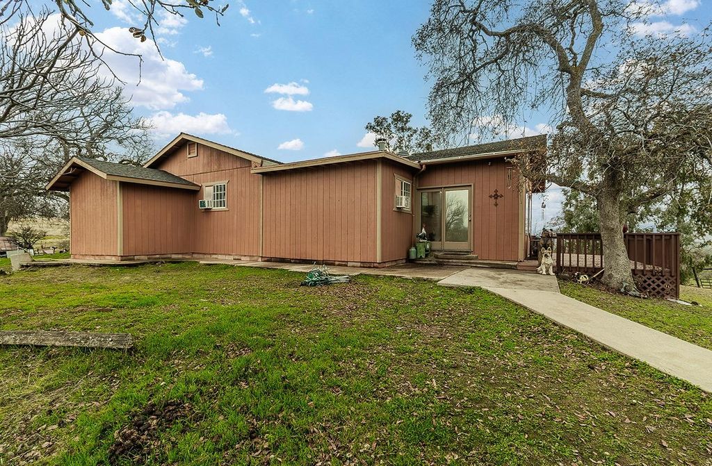 Image 7 of property listing at 40696 Oakwood Road, Madera, CA 93636