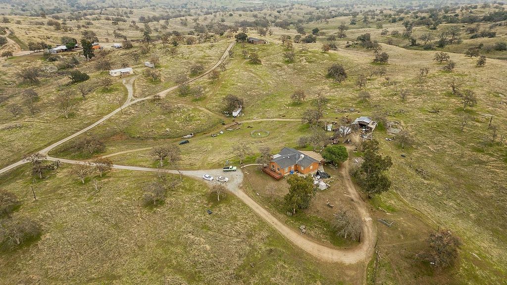 Image 8 of property listing at 40696 Oakwood Road, Madera, CA 93636