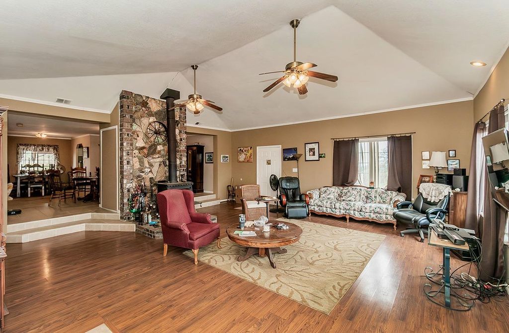 Image 9 of property listing at 40696 Oakwood Road, Madera, CA 93636
