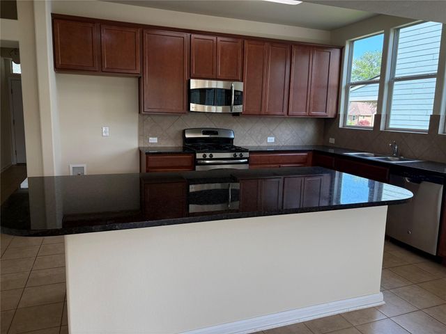 1076 Sanders, Kyle, TX 78640