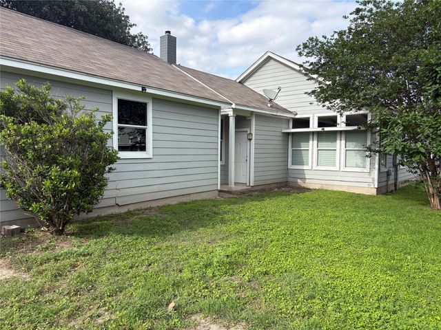1076 Sanders, Kyle, TX 78640