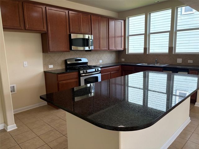 1076 Sanders, Kyle, TX 78640