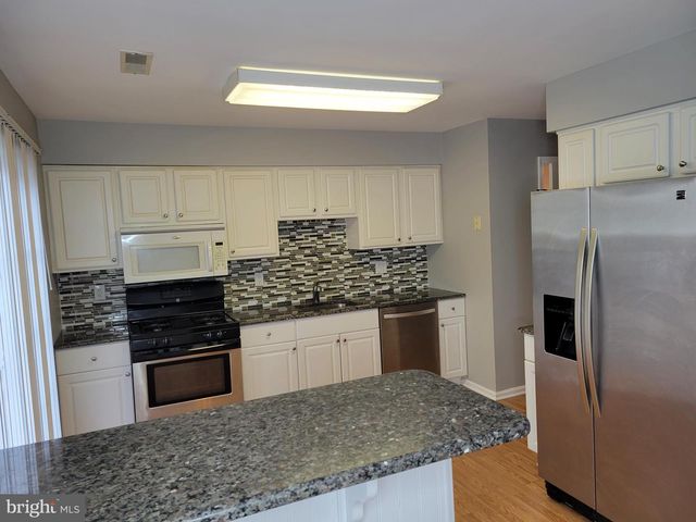 2904 SAXONY DR, Mount Laurel, NJ 08054