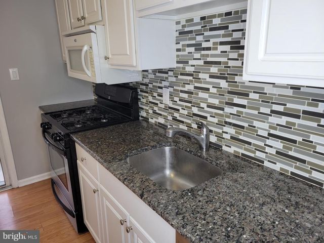 2904 SAXONY DR, Mount Laurel, NJ 08054