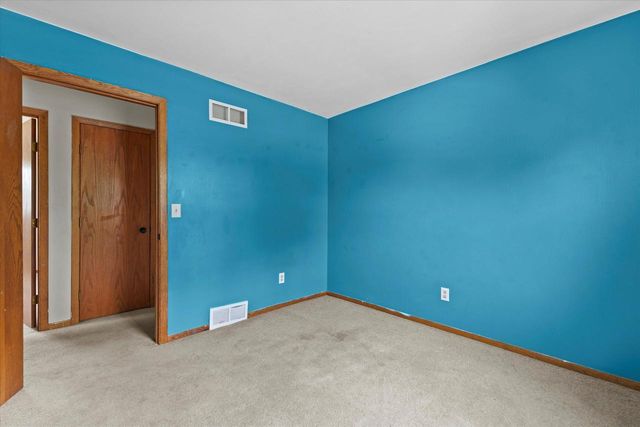 2332 Hughes LANE, Waukesha, WI 53188