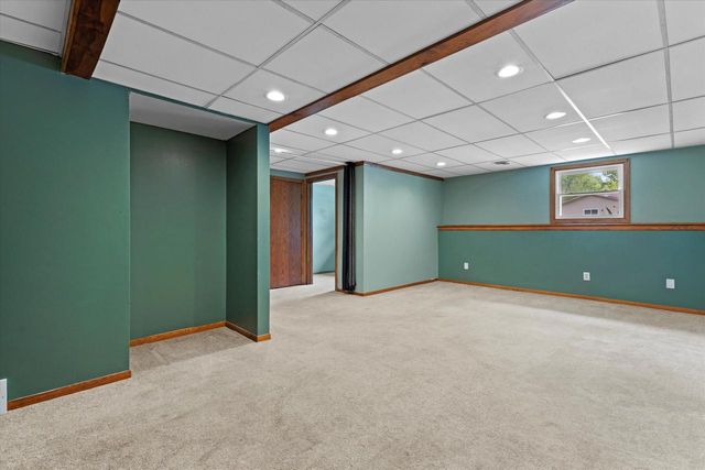 2332 Hughes LANE, Waukesha, WI 53188