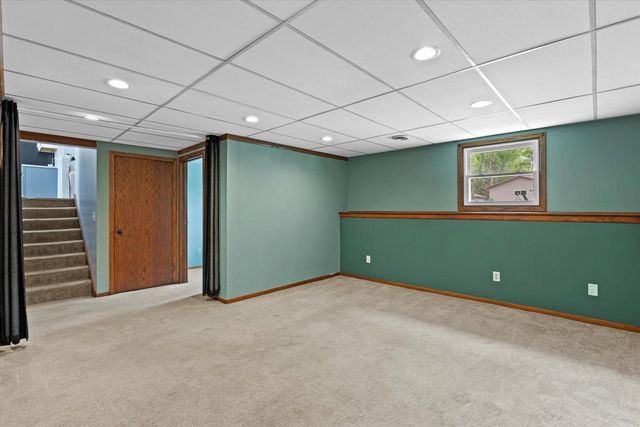 2332 Hughes LANE, Waukesha, WI 53188