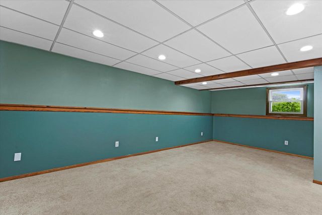 2332 Hughes LANE, Waukesha, WI 53188