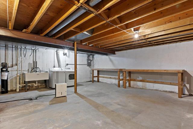 2332 Hughes LANE, Waukesha, WI 53188