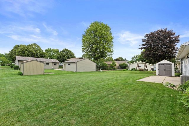 2332 Hughes LANE, Waukesha, WI 53188