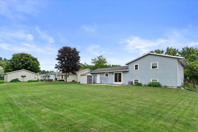 2332 Hughes LANE, Waukesha, WI 53188