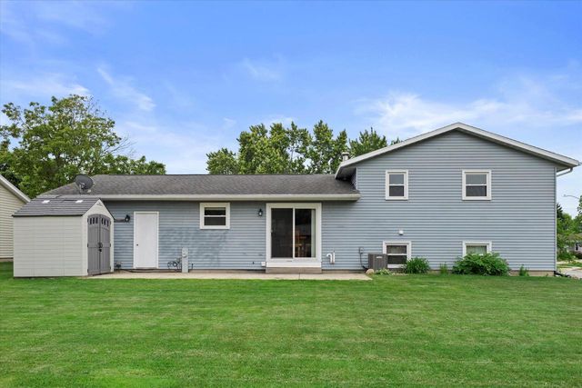 2332 Hughes LANE, Waukesha, WI 53188