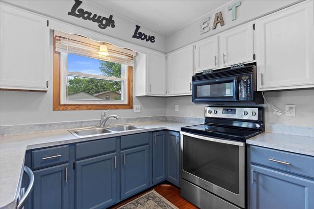 2332 Hughes LANE, Waukesha, WI 53188