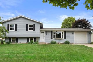 2332 Hughes LANE, Waukesha, WI 53188