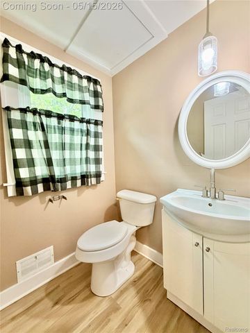 1331 South Boulevard W, Troy, MI 48098