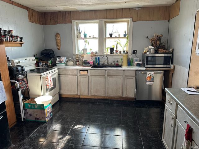 658 N SMITH Street, Peru, IN 46970