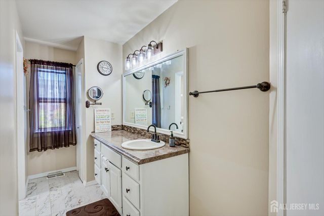 57 Renaissance Lane, New Brunswick, NJ 08901