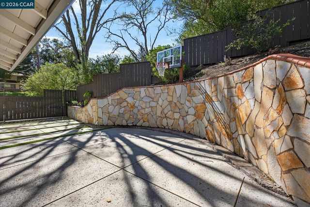 1816 Meadow Ln, Walnut Creek, CA 94595