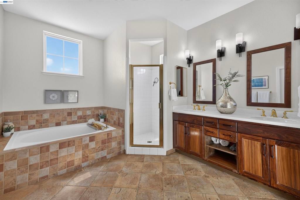 Image 25 of property listing at 271 Kelley Mist Ct, Tracy, CA 95377