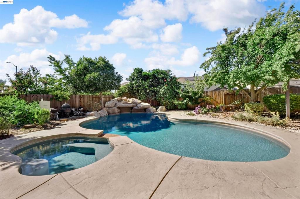 Image 35 of property listing at 271 Kelley Mist Ct, Tracy, CA 95377
