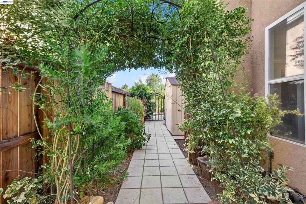 Image 36 of property listing at 271 Kelley Mist Ct, Tracy, CA 95377