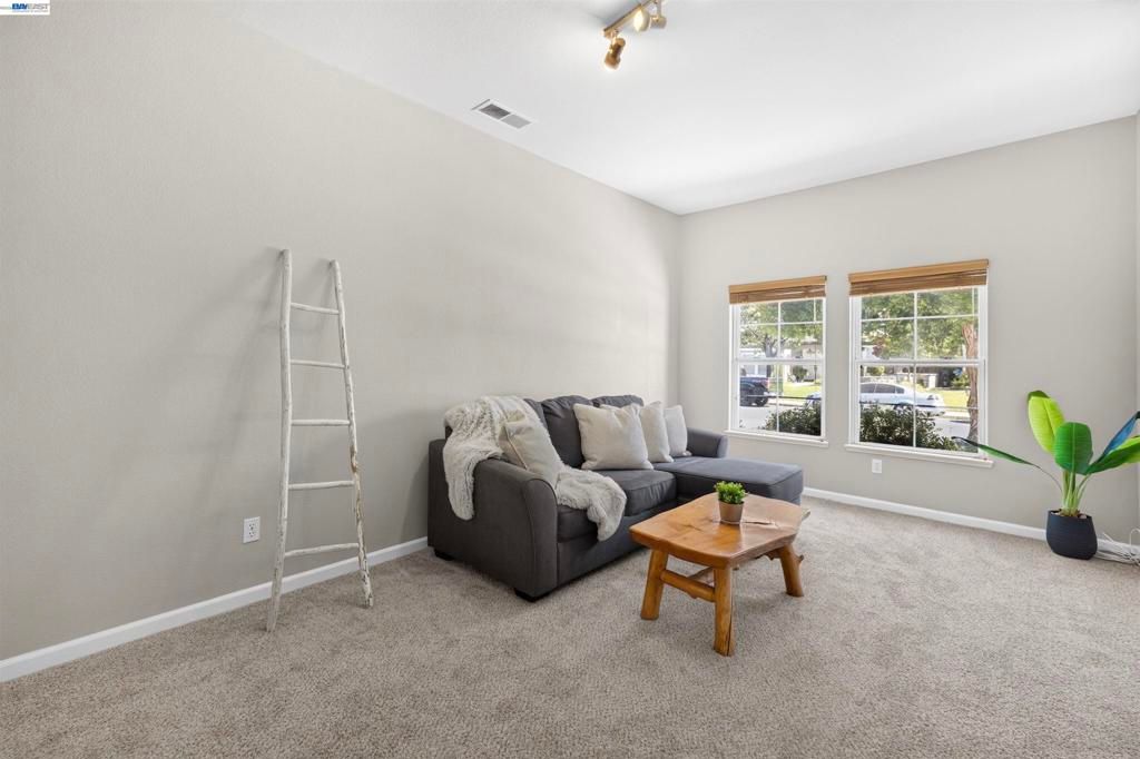 Image 4 of property listing at 271 Kelley Mist Ct, Tracy, CA 95377