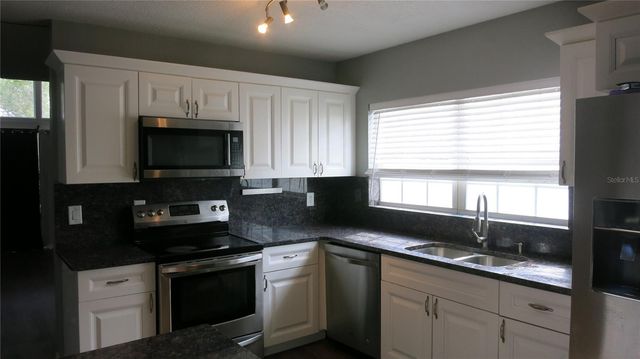 7432 OAKVISTA CIRCLE, Tampa, FL 33634