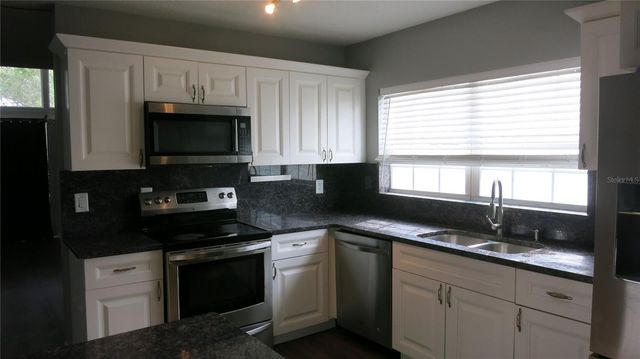 7432 OAKVISTA CIRCLE, Tampa, FL 33634