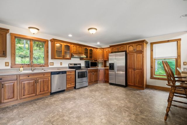 52 Washington Rd, Brimfield, MA 01010