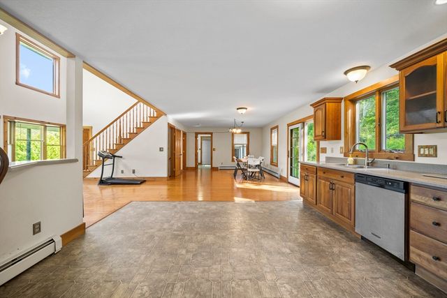 52 Washington Rd, Brimfield, MA 01010