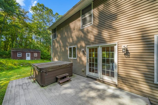 52 Washington Rd, Brimfield, MA 01010
