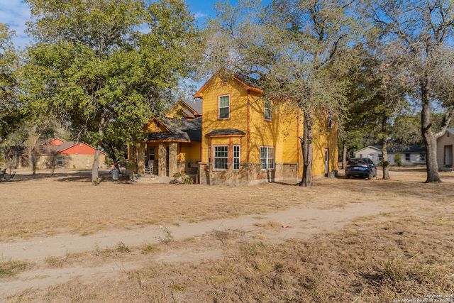 102 road runner, Somerset, TX 78069