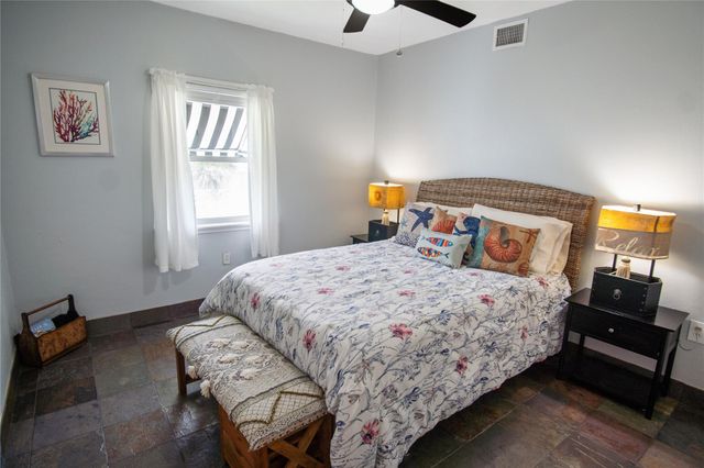 1962 Avenue H, Crystal Beach, TX 77650
