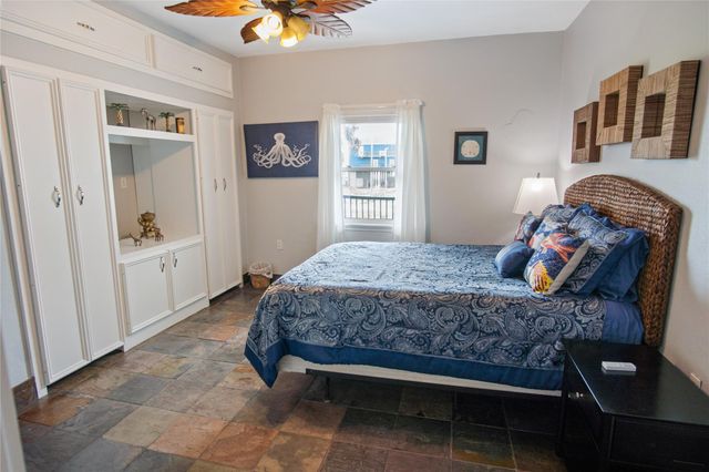 1962 Avenue H, Crystal Beach, TX 77650
