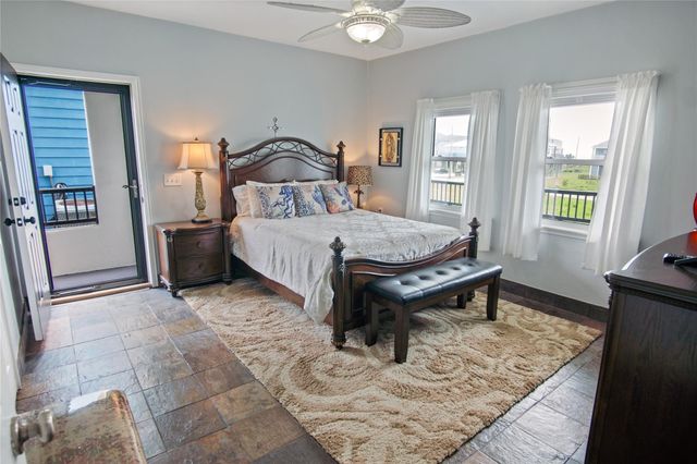 1962 Avenue H, Crystal Beach, TX 77650