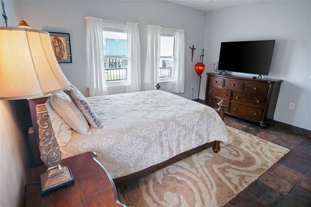 1962 Avenue H, Crystal Beach, TX 77650