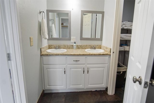 1962 Avenue H, Crystal Beach, TX 77650