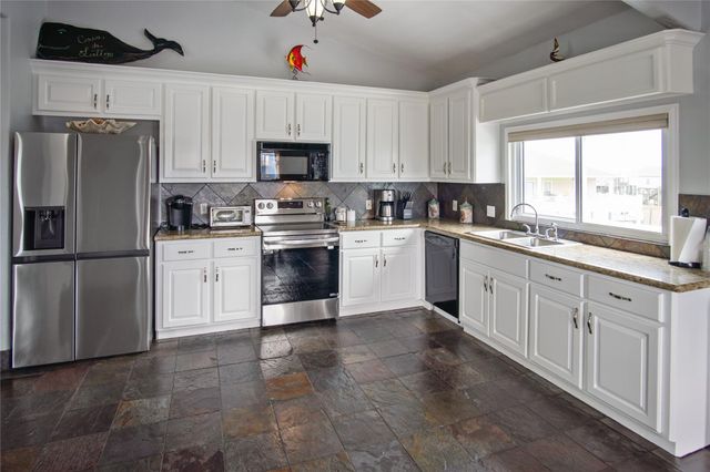 1962 Avenue H, Crystal Beach, TX 77650