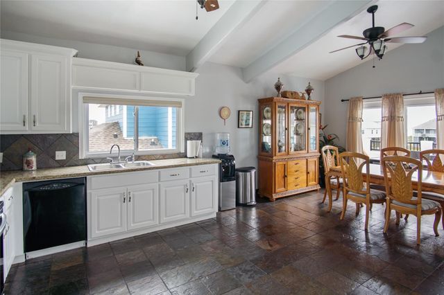 1962 Avenue H, Crystal Beach, TX 77650