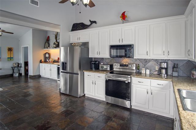 1962 Avenue H, Crystal Beach, TX 77650