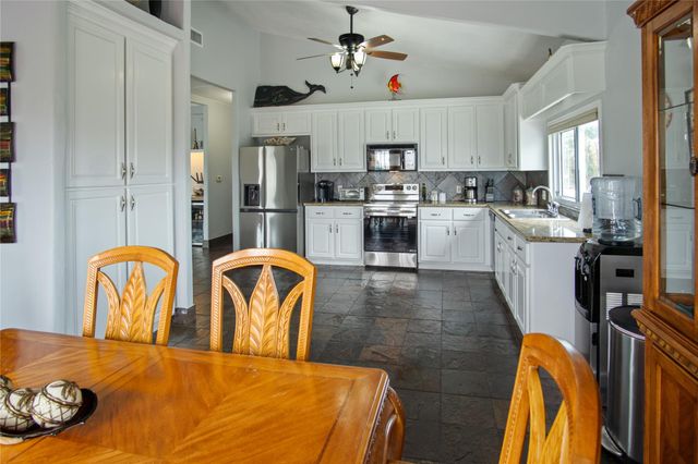 1962 Avenue H, Crystal Beach, TX 77650