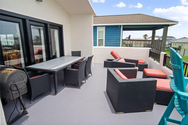 1962 Avenue H, Crystal Beach, TX 77650