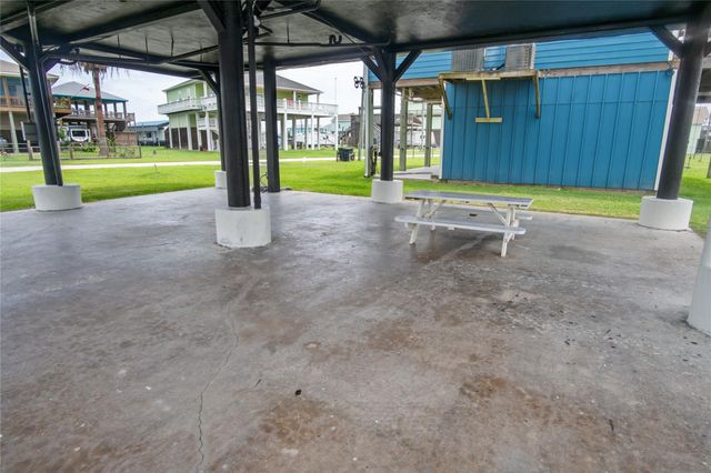 1962 Avenue H, Crystal Beach, TX 77650