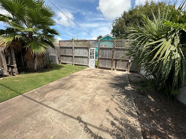 5211 Avenue Q, Galveston, TX 77551